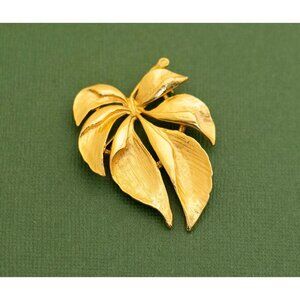 Vintage Art Deco Gold Tone Leaf Brooch K3